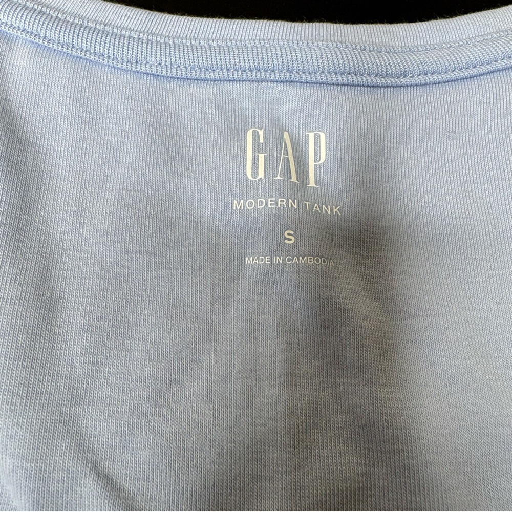 Modern Cropped Tank Top - Picture 3 of 7